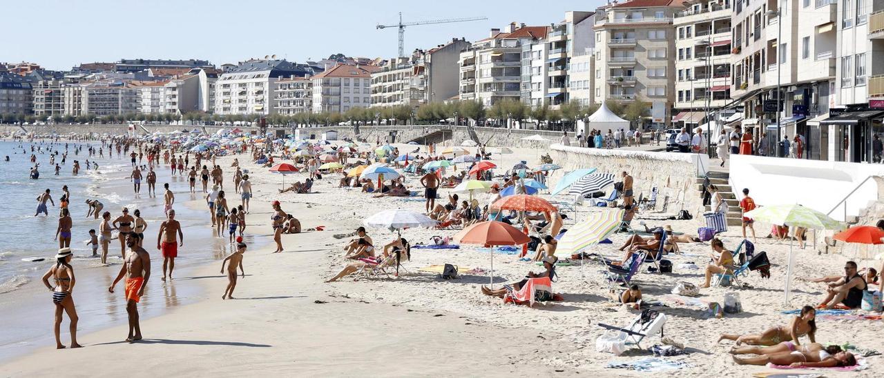 La playa de Silgar, abarrotada en este inicio del otoño
