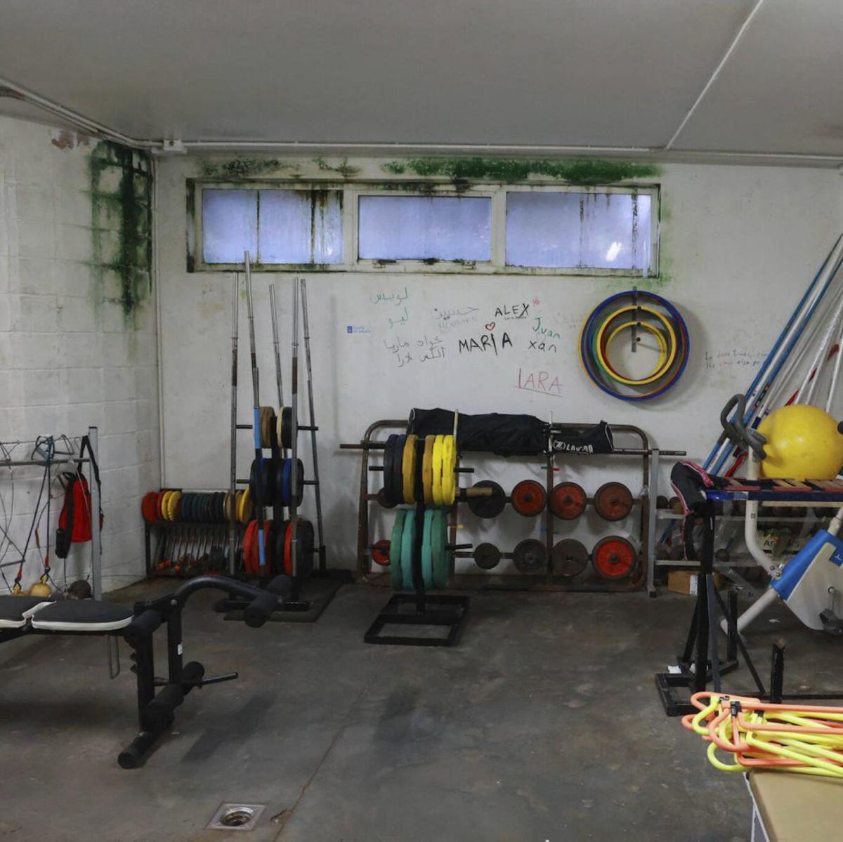 El moho se acumula en el interior del gimnasio. | IÑAKI ABELLA