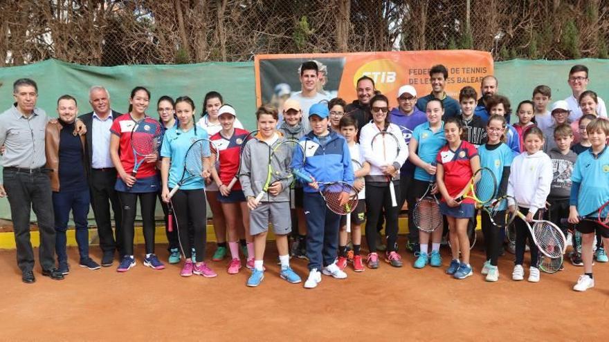 Una imagen de grupo de Nuria Llagostera junto a los alumnos del clínic, autoridades y diversos miembros del Tenis Club Ibiza.