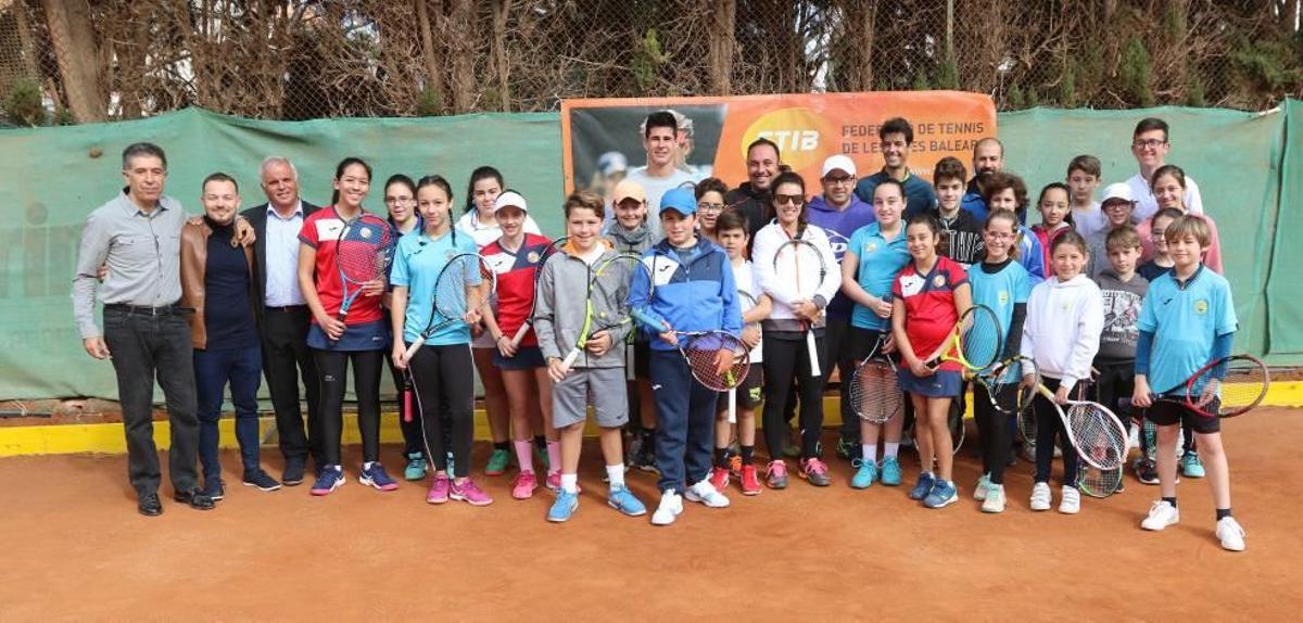 Una imagen de grupo de Nuria Llagostera junto a los alumnos del clínic, autoridades y diversos miembros del Tenis Club Ibiza.