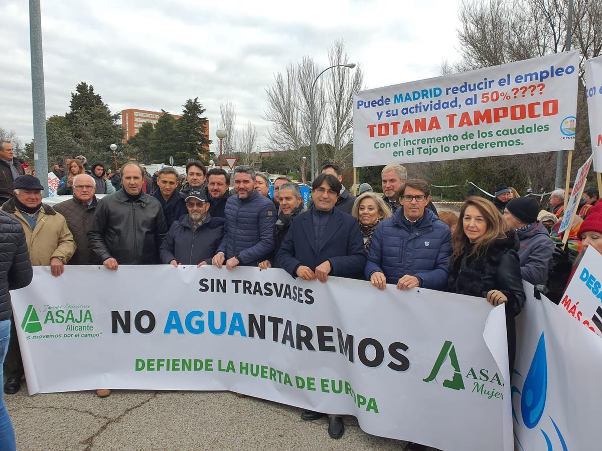 El presidente de Asaja-Alicante, José Vicente Andreu, al frente de una de la pancartas de protesta ayer en Madrid