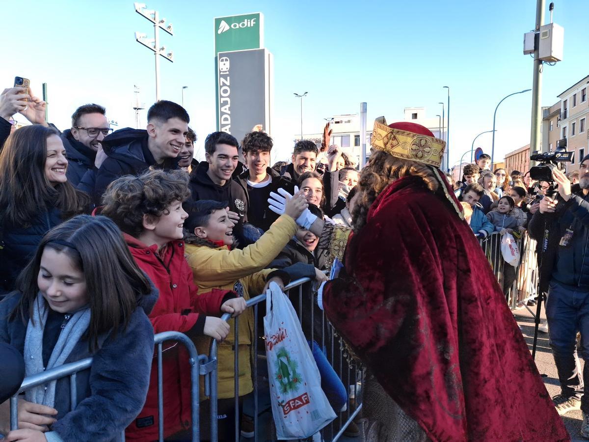 El Rey Gaspar saluda a un grupo de niños y jóvenes en San Fernando (Badajoz).