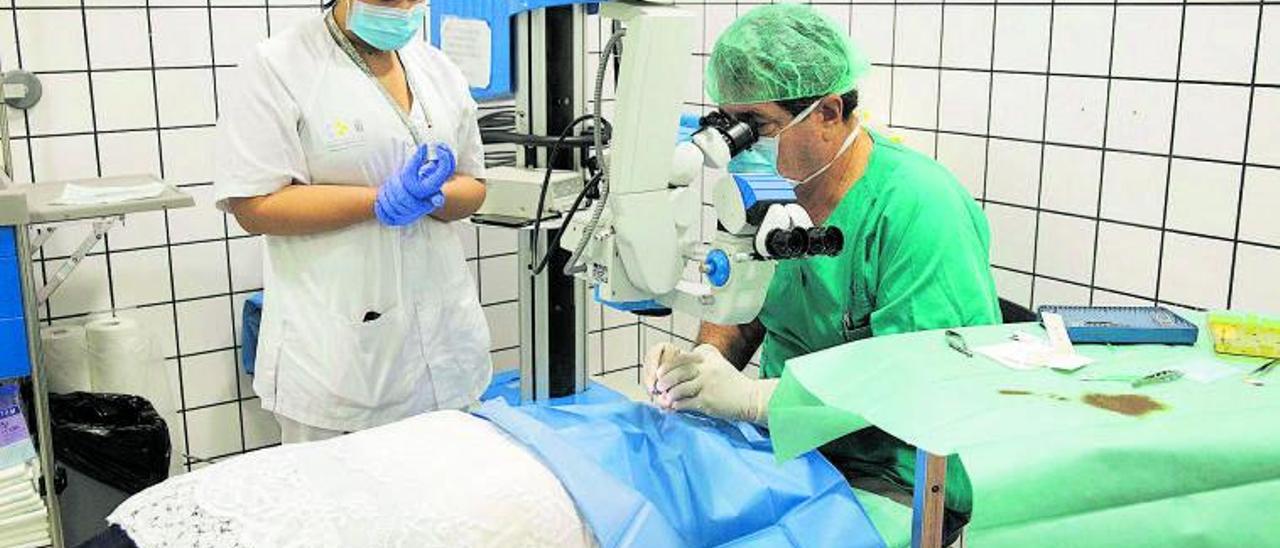 Dos profesionales realizan una cirugía oftalmológica menor en Canarias. | | DELIA PADRÓN