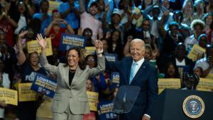 El presidente de EEUU, Joe Biden, y la candidata presidencial demócrata, Kamala Harris, en su primer acto de campaña juntos.