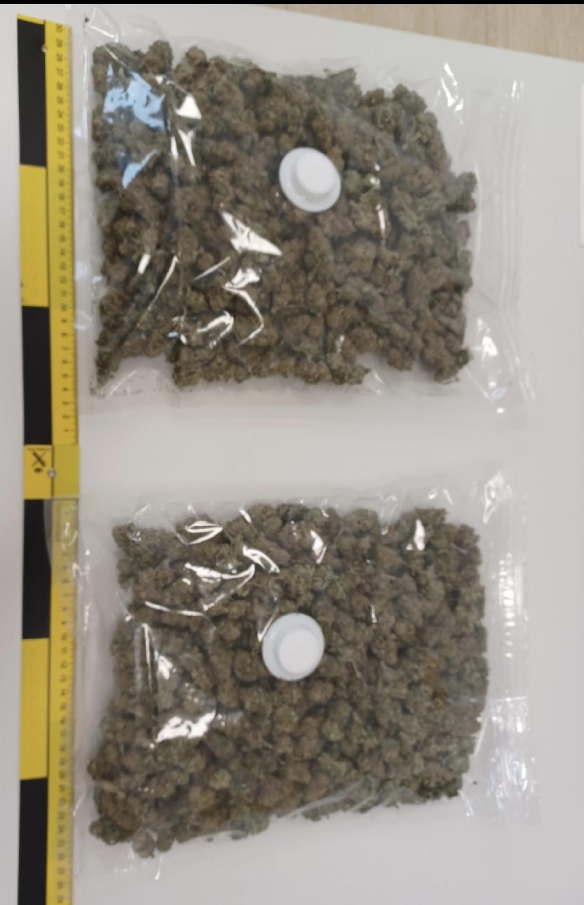 Dos bolsas con marihuana intervenidas por la Guardia Civil tras el arresto del conductor en Encinarejo.