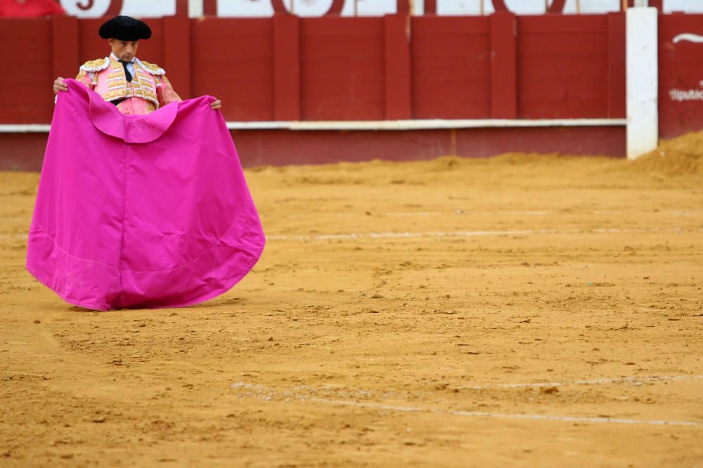 Las imágenes de la tercera corrida de abono de la feria taurina de Málaga en La Malagueta.