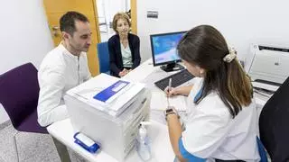 Sanidad aliviará la carga de los médicos de familia con un nuevo reparto de tareas en los centros de salud