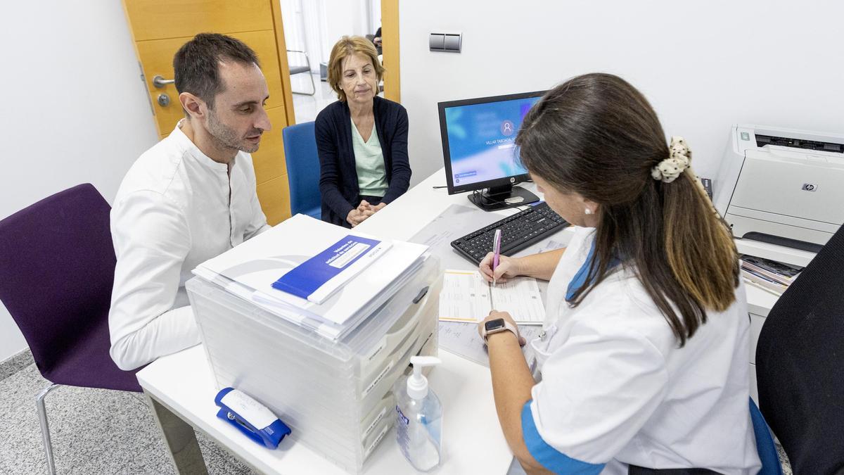 Una enfemera expide una receta en un centro de salud privado en Alicante.