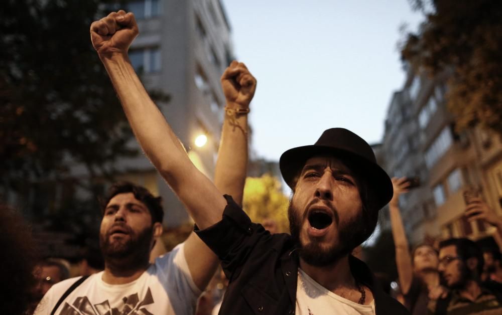 La policía dispersó con cargas de gas lacrimógeno una manifestación en Estambul que protestaba por la agresión, el jueves, a los asistentes a una fiesta de seguidores del grupo de música Radiohead.