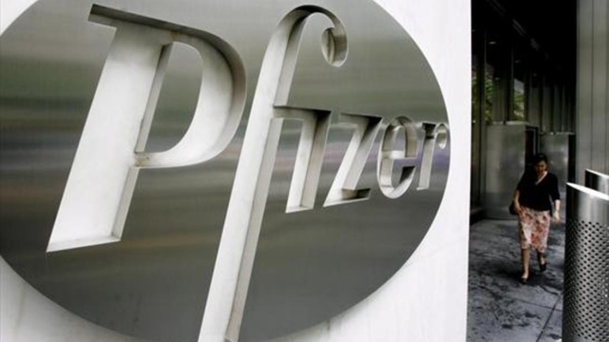 El logo de Pfizer en su sede central, en Nueva York.