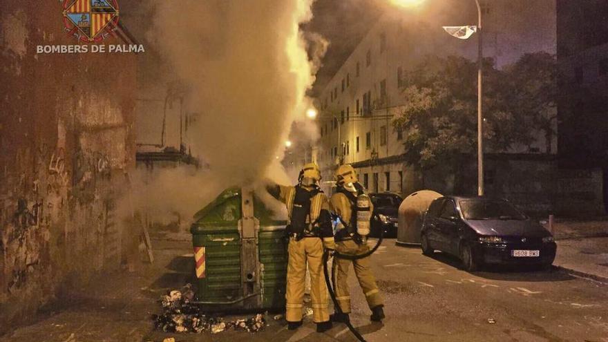 Incendian varios contenedores en Palma