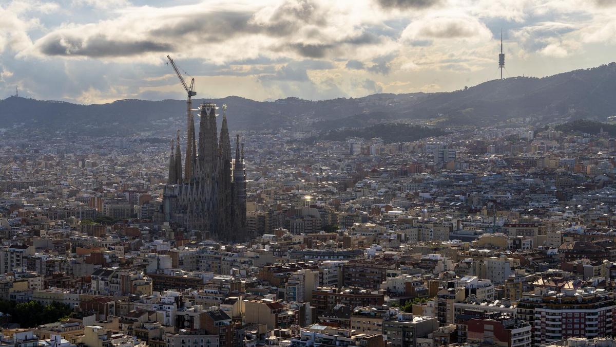 Vuelve el sol con algunas nubes dispersas a Barcelona.