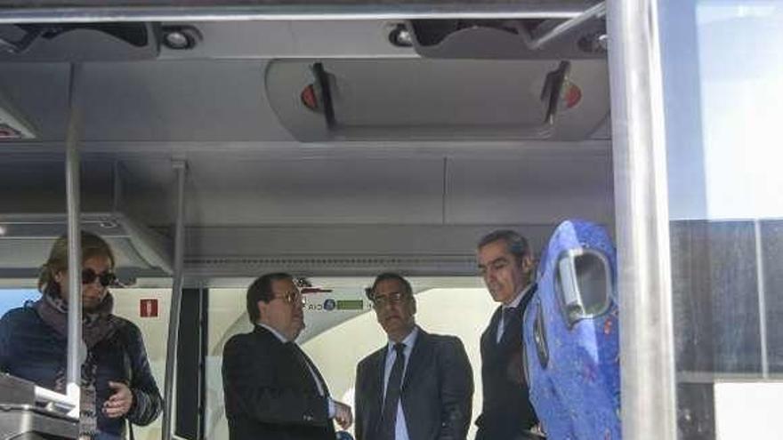 Asistentes, ayer, a la presentación de los nuevos autobuses.