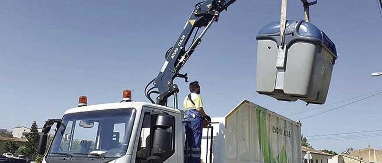 La empresa municipal Calvià 2000 retiró los contenedores de Calvià vila y es Capdellà, tras el inicio del sistema de recogida puerta a puerta.