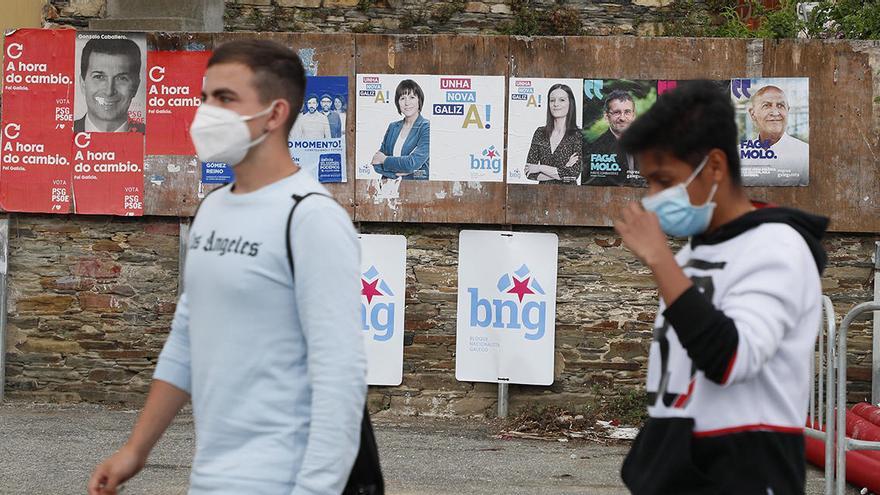 Dos jóvenes con mascarilla, hoy en Foz // Eliseo Trigo (Efe)