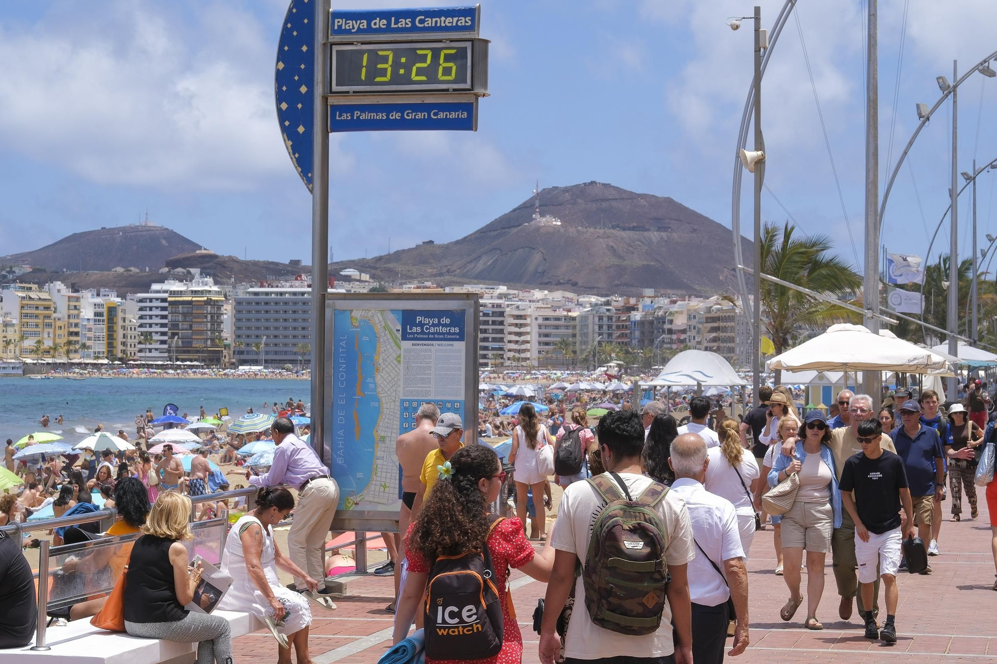 La Playa de Las Canteras se llena por San Juan