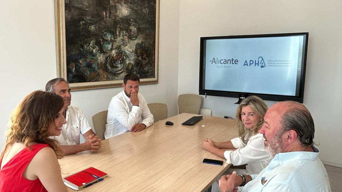 Un momento de la reunión de la edil con los hoteleros de Alicante.