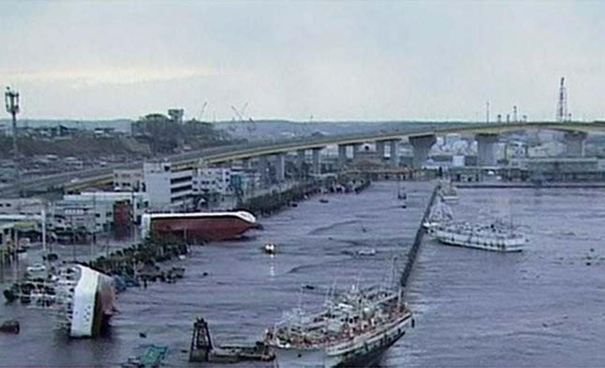 Diversos vaixells són arrossegats per les onades a Hachinohe, a la prefactura d’Aomori, Japó. Diversos vaixells són arrossegats per les onades a Hachinohe, a la prefactura d’Aomori, Japó.
