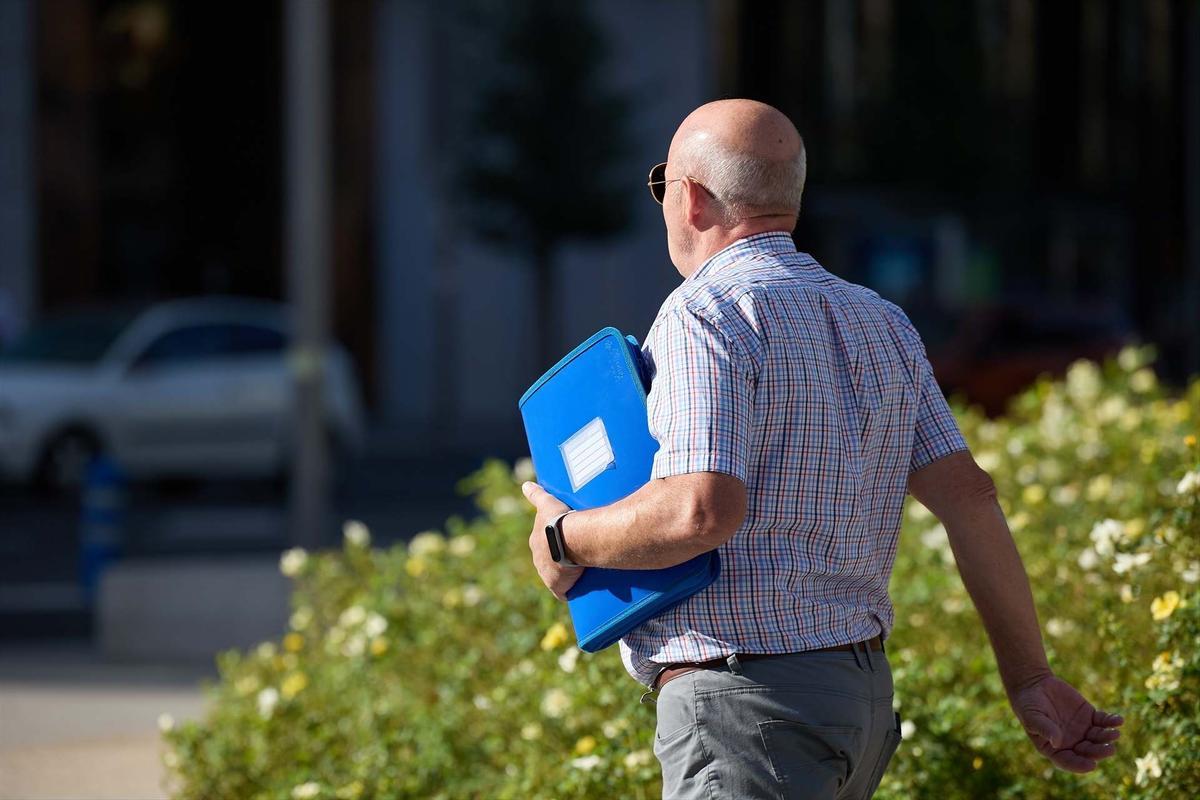 Un jubilado pasea por la calle.
