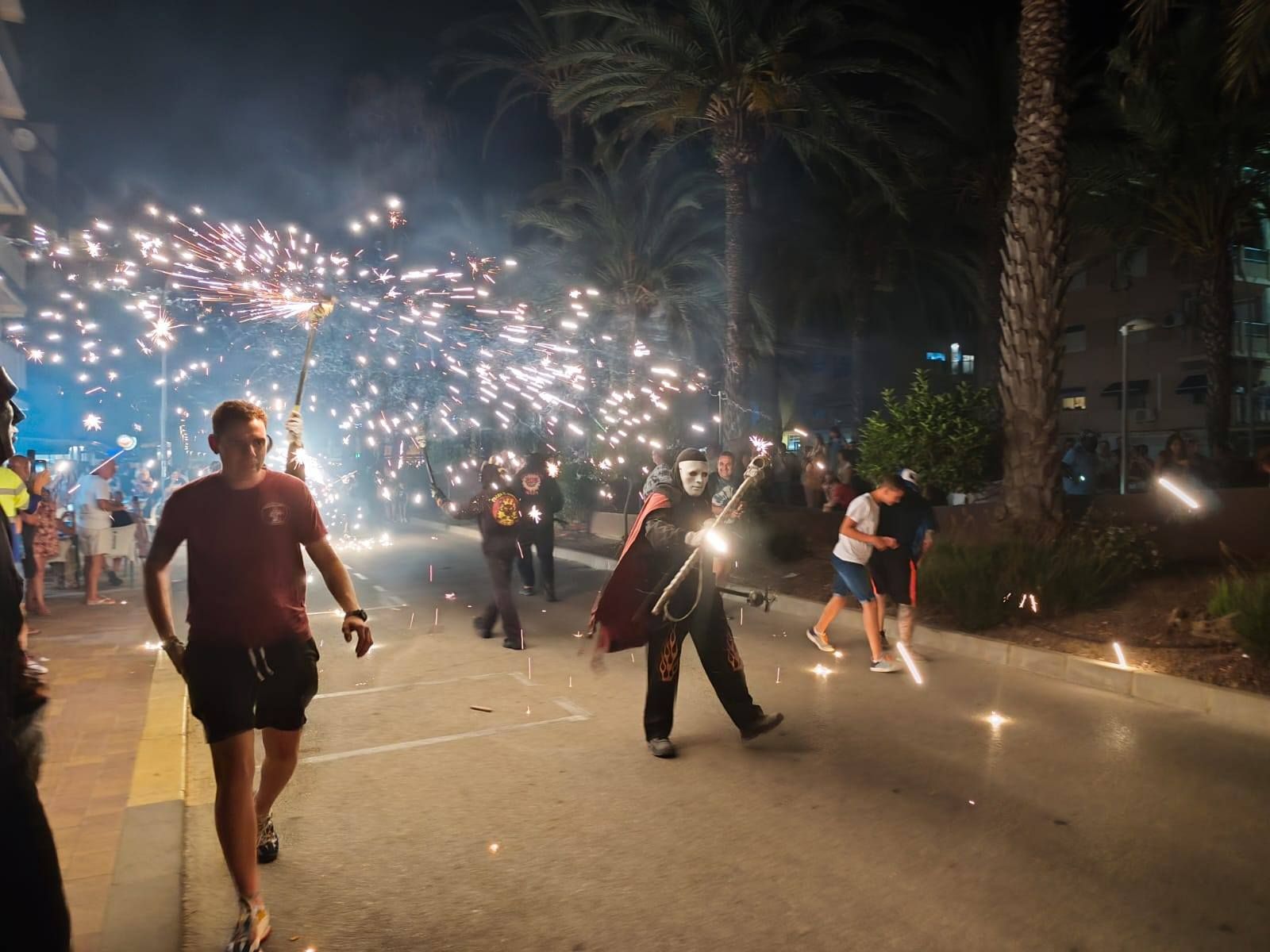 Así fue la noche de Sant Joan en la playa de Tavernes de la Valldigna