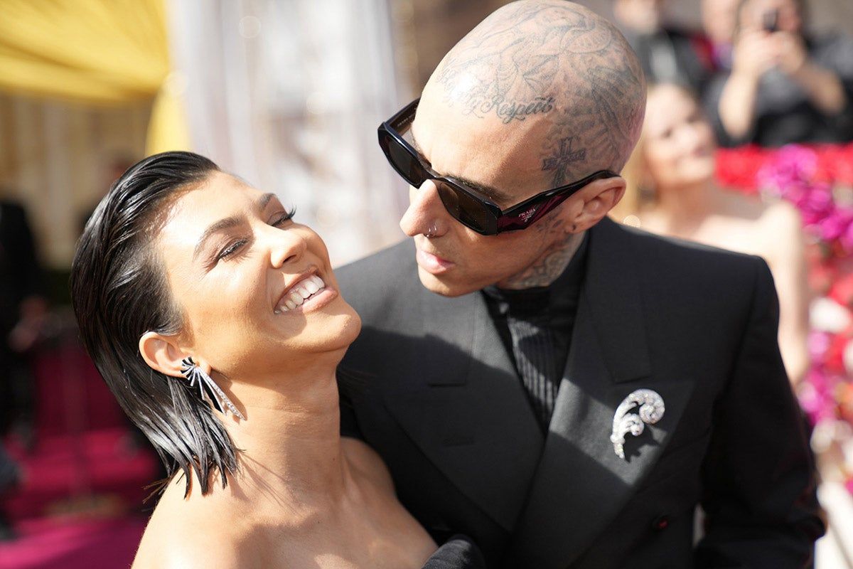 Kourtney Kardashian sonriendo junto a Travis Barker