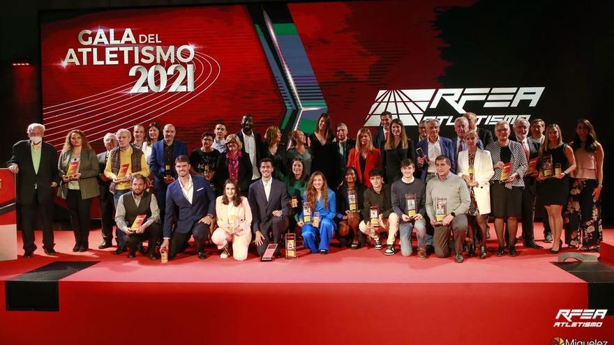 Todos los premiados en la Gala Anual de la Real Federación Española de Atletismo 2021 posaron en familia con sus galardones a la conclusión del acto.