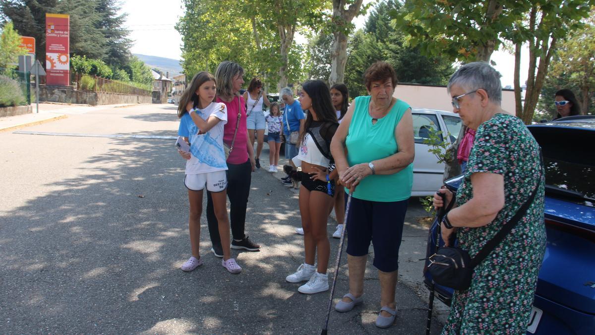 GALERÍA | Evacuación de vecinos en la Alta Sanabria por el fuego