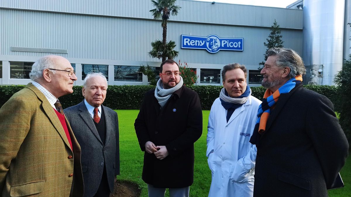 Juan Luis Rodríguez Vigil, Francisco Rodríguez, Adrián Barbón, Juan Manuel Rodríguez Coloma e Ignacio García Palacios, ayer, charlan en los exteriores de la planta láctea.