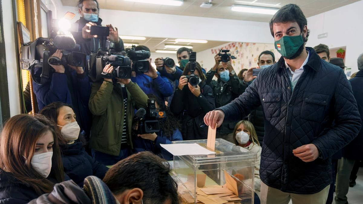 Juan García-Gallardo acude a ejercer su derecho al voto BURGOS, 13/02/2022.- El candidato de VOX a la presidencia de la Junta de Castilla y León, Juan García-Gallardo, ejerce su derecho al voto en el Colegio Río Arlanzón de Burgos. EFE/ Santi Otero