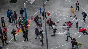 Ambiente en un patio de colegio de Barcelona