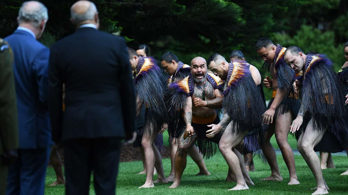 Guerreros maorís retan al príncipe Carlos en su visita a Nueva Zelanda