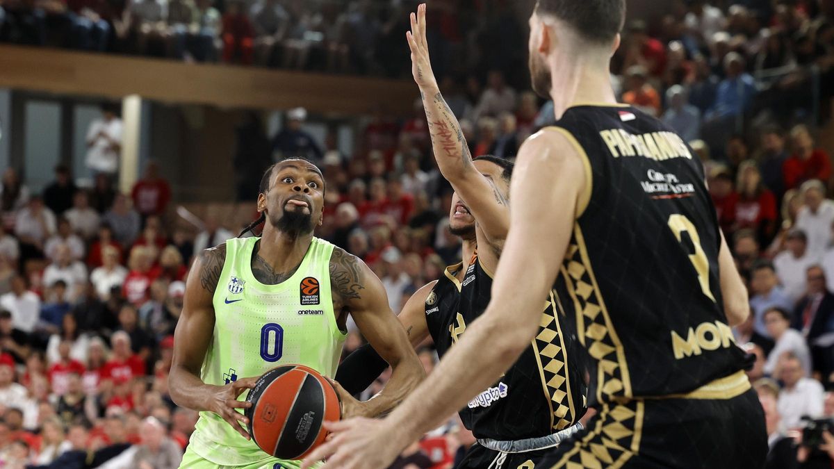 Kevin Punter intenta una jugada de ataque ante la defensa del Monaco en el quinto partido del play-off de cuartos de final de la Euroliga.