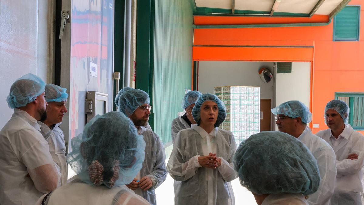 Un momento de la visita de la Conselleira a las instalaciones de Kiwi Atlántico.