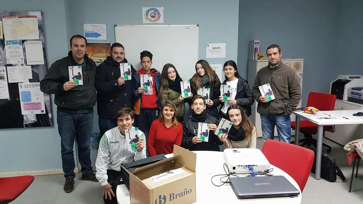 Jóvenes de Almadén de la Plata que han participado en la iniciativa ‘El Placer de Leer’. / El Correo