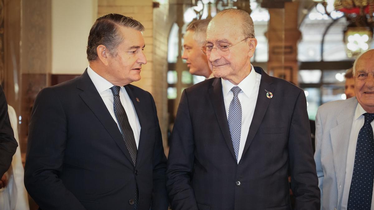 El alcalde de Málaga, Francisco de la Torre, y el consejero de la Presidencia, Antonio Sanz, en el Hotel Alfonso XIII de Sevilla.