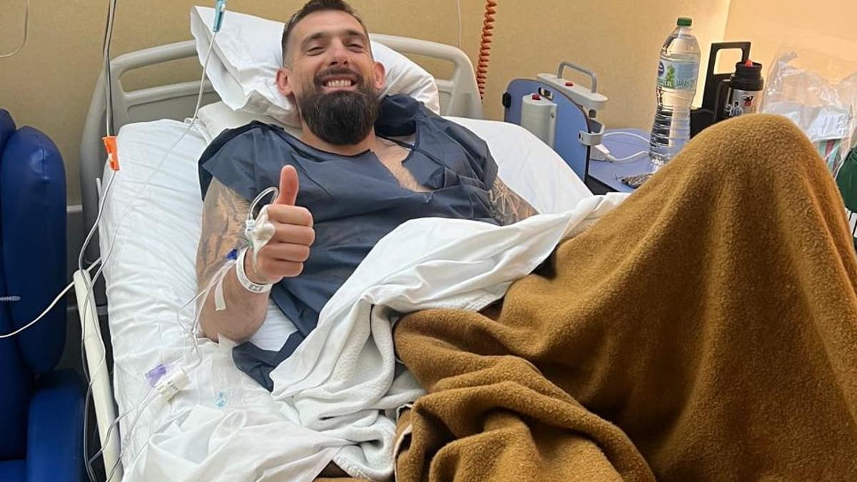 Esteban Saveljich, jugador del Real Murcia, tras ser intervenido de la rodilla derecha.