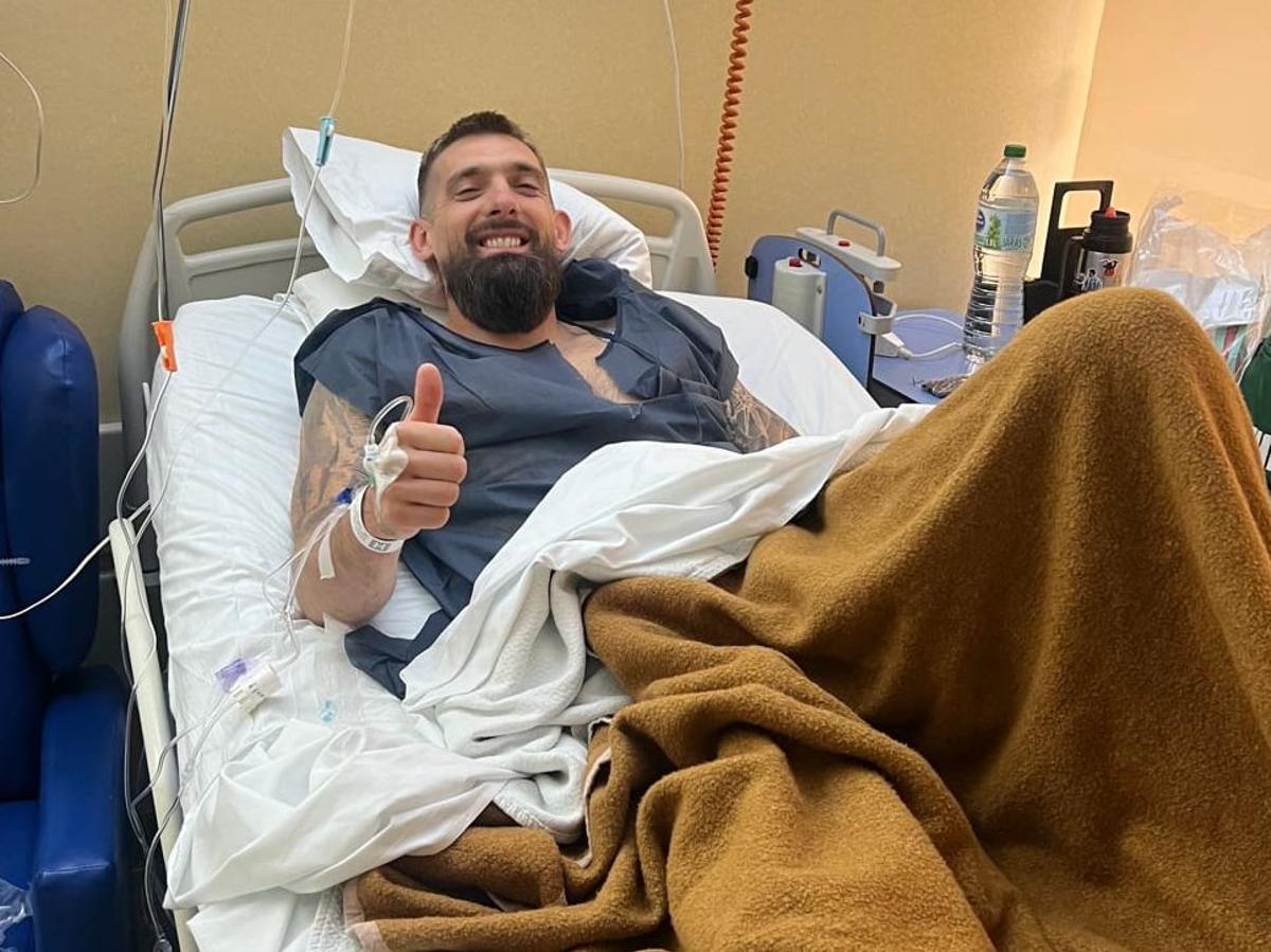 Esteban Saveljich, jugador del Real Murcia, tras ser intervenido de la rodilla derecha.