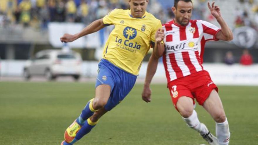 Vitolo y Ortiz pugnan por la pelota durante el partido que enfrentó ayer, en el Estadio de Gran Canaria, a la UD Almería con la UD Las Palmas. i JOSÉ CARLOS GUERRA