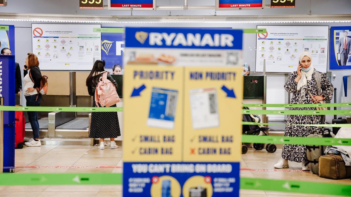 Pasajeros esperan en los mostradores de facturación de Ryanair, en foto de archivo.