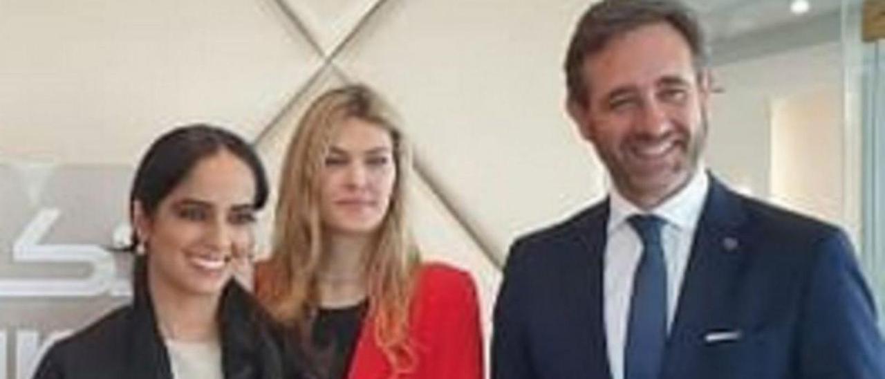 El eurodiputado José Ramón Bauzá, junto a la exvicepresidenta del Parlamento Eva Kaili, en el centro de la imagen.