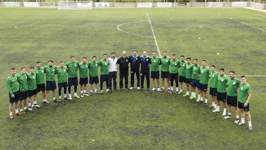 La plantilla y el cuerpo técnico del Villa Santa Brígida posa en su campo de Los Olivos. // La Provincia