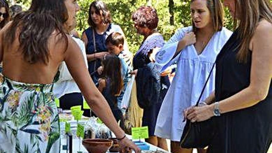 Un grupo de jovenes en un puesto de libros en La Tuiza. S.