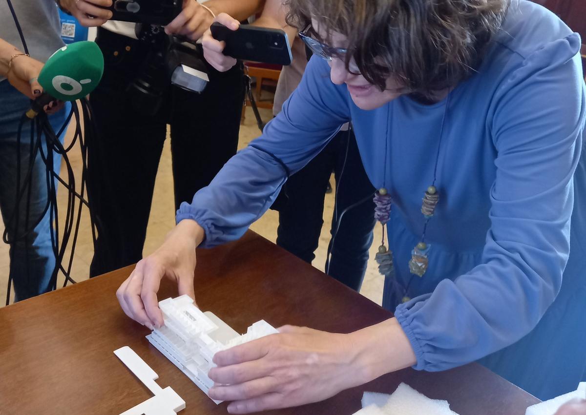 Oltra enseñó la maqueta hecha en 3D de la futura residencia de Castelló.