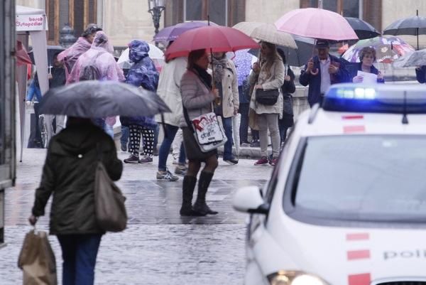 Dilluns de «Temps de Flors» sota la pluja