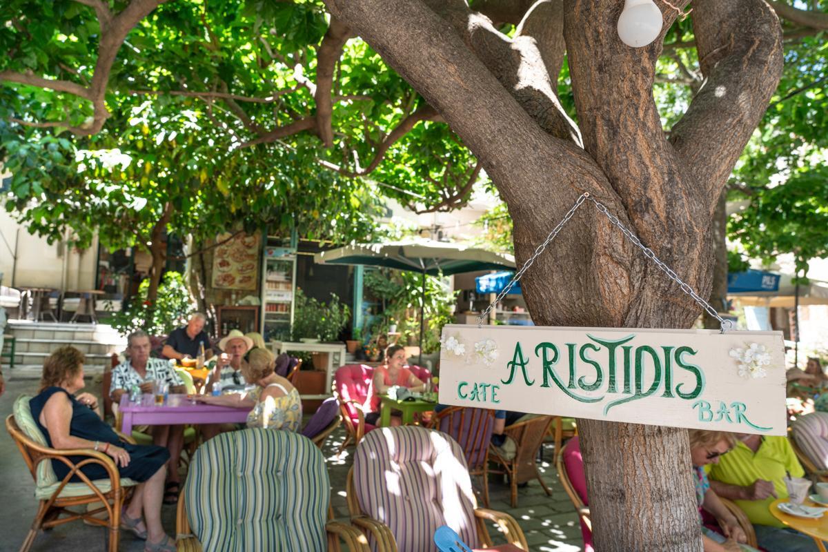 Aristidis Café en el pueblo de Kritsa.