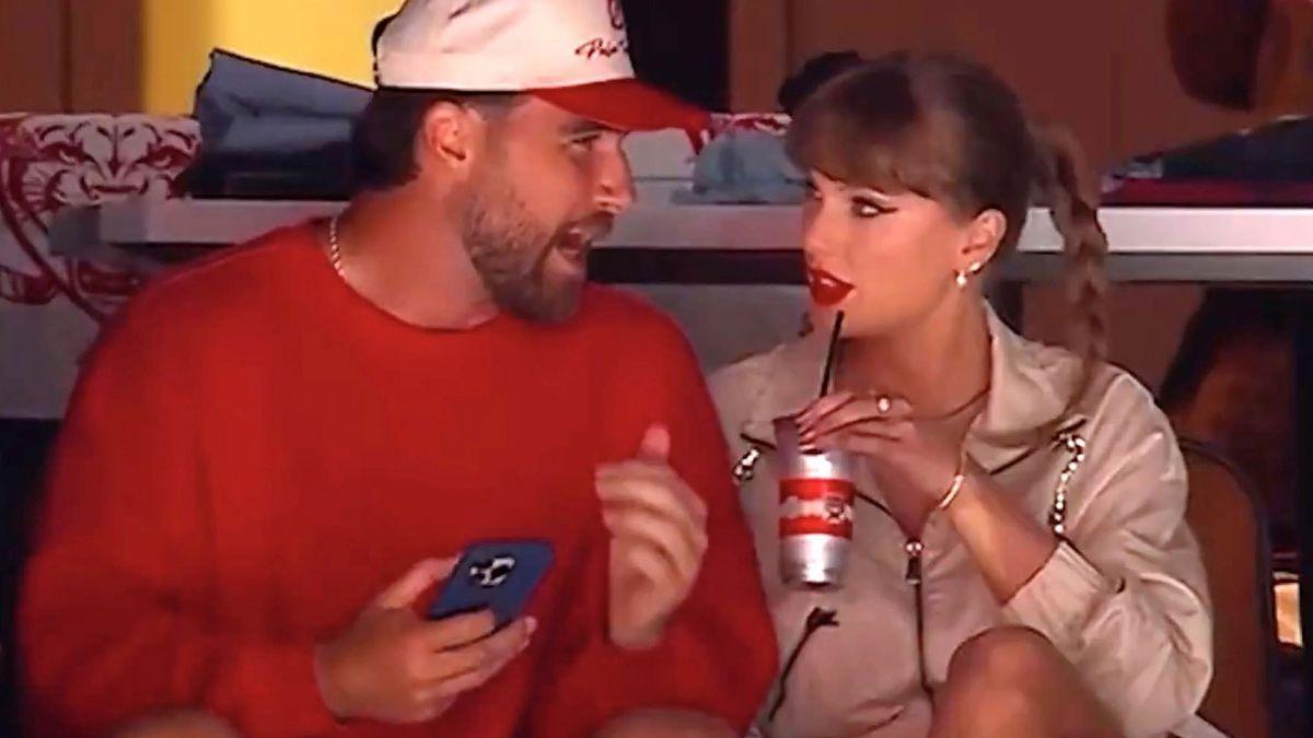 Taylor Swift y Travis Kelce en un partido de fútbol americano