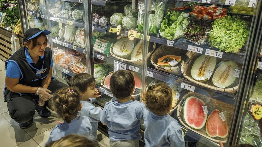 Caprabo lliura més de 14.000 peces de fruita a menors per promoure el consum de fruita i verdura