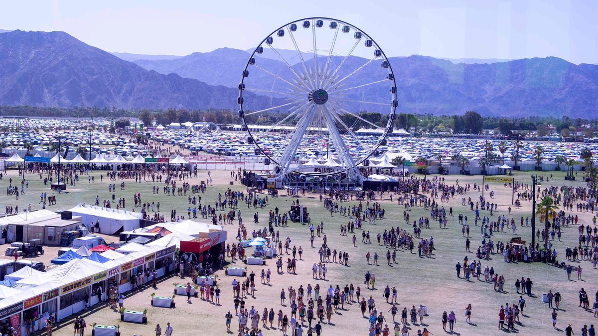 La noria que recibe a los visitantes al festival de Coachella.