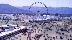 La noria que recibe a los visitantes al festival de Coachella.