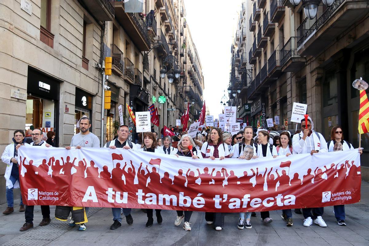 Una nueva manifestación de médicos recorre el centro de Barcelona